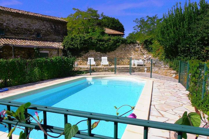 Gîte pour 6 personnes, avec jardin à Saint-André-de-Roquepertuis