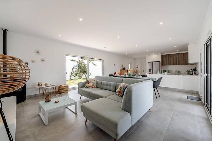 Location de vacances pour 8 personnes, avec jardin ainsi que piscine et terrasse à Cadaval - 2