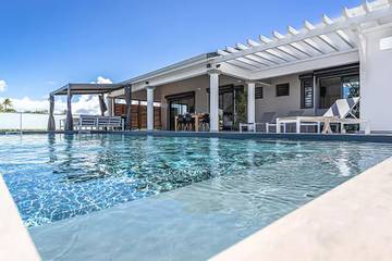 Cottage pour 6 personnes, avec vue ainsi que jardin et piscine dans Marie-Galante