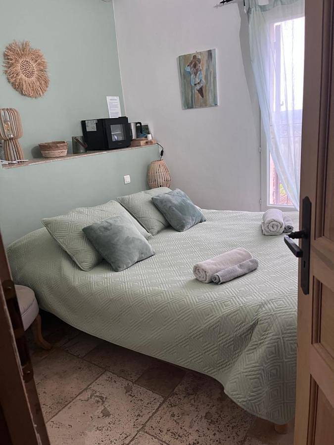 Location de vacances pour 2 personnes, avec vue ainsi que piscine et jardin à Puyvert - 3