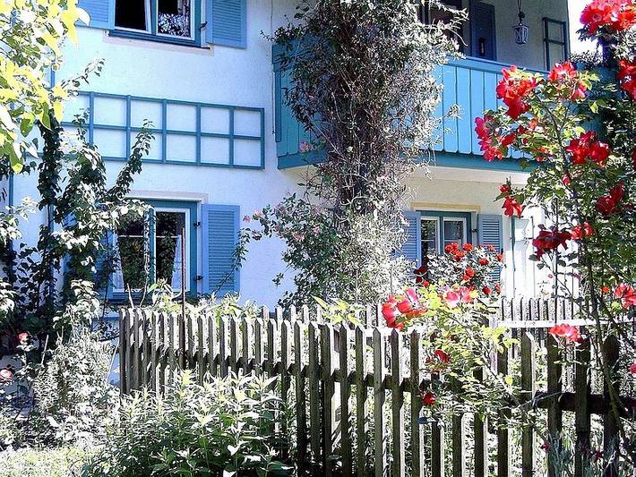Ganze Ferienwohnung, Ferienwohnung Weiß-Blau - Ferienwohnung mit Bauerngarten und sep. Schlafzimmer, 50qm in Prien, Prien am Chiemsee