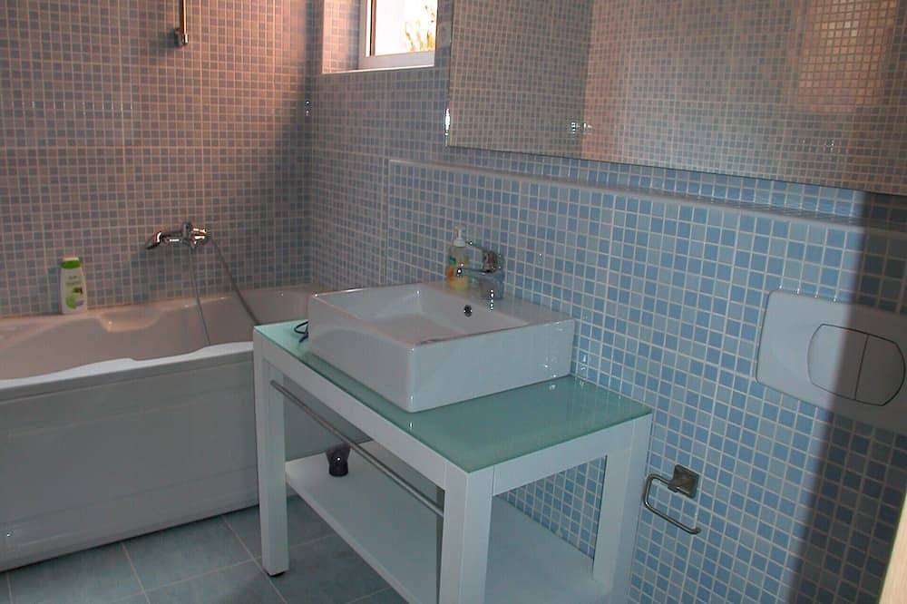 Ganze Wohnung, Apartments of 100sqm, with pool, unobstructed sea view, about 250m to the sea in Jablanac, Naturpark Velebit