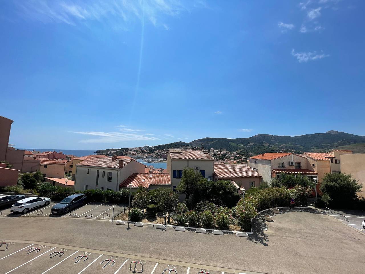 Entire apartment, Banyuls-sur-Mer: T2 Apartment with Loggia and Private Parking near Beach in La Côte Vermeille, Banyuls-sur-Mer