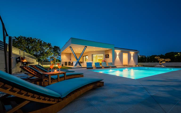 Villa für 9 Personen, mit Terrasse und Garten sowie Pool - 1