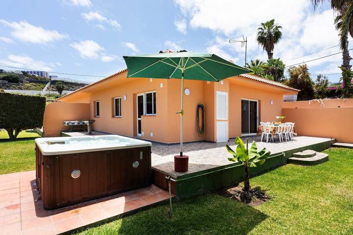 Stylish Holiday Home Las Palmeras with Sea View, Mountain View in Icod de los Vinos, North Tenerife