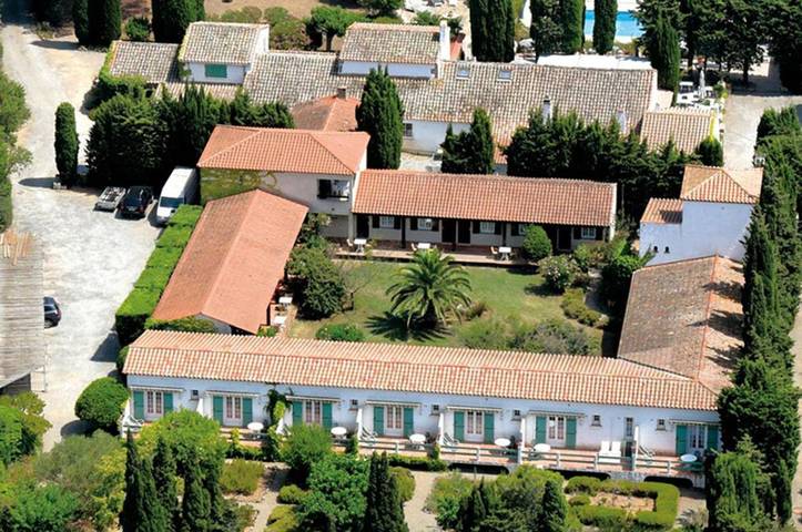 Hôtel pour 2 personnes, avec Terrasse et Jardin ainsi que Piscine et Vue à Ornaisons