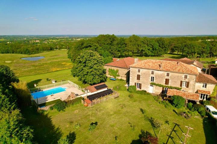 Chambre d’hôte pour 4 personnes, avec piscine ainsi que jardin et vue, adapté aux familles