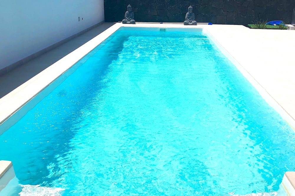 Vacation Villa de luxe with private pool, WiFi, barbecue kitchen. in Playa Blanca, Yaiza