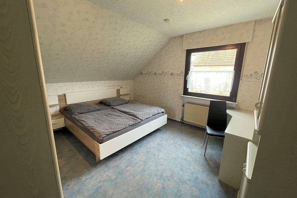 Ganze Wohnung, Ferienwohnung mit Balkon am Waldrand in Karlstadt, Maindreieck
