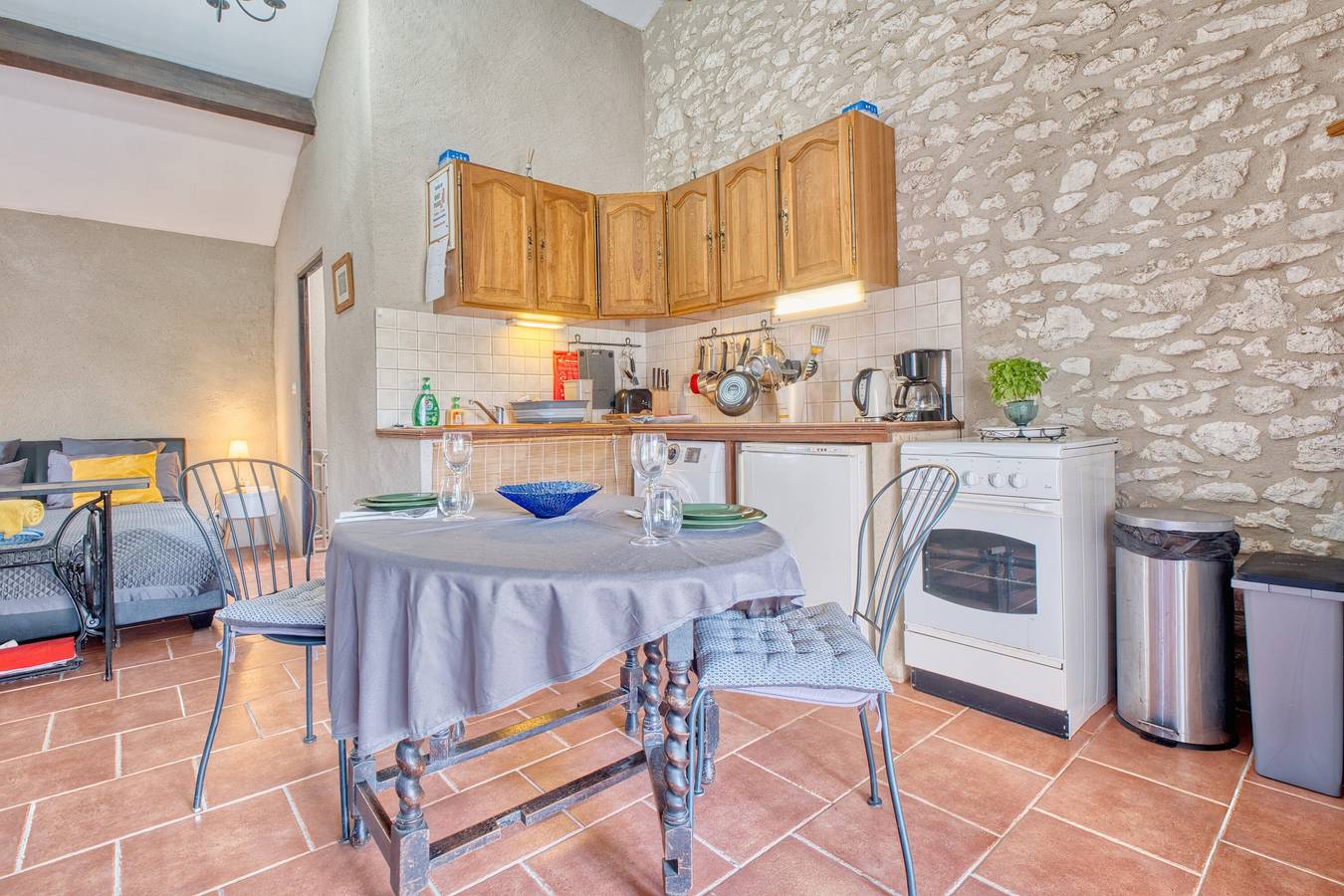 Entire studio, Le Nid – Charming Studio with Shared Pool and Panoramic View of the Dordogne in Razac-d'Eymet, Périgord Pourpre