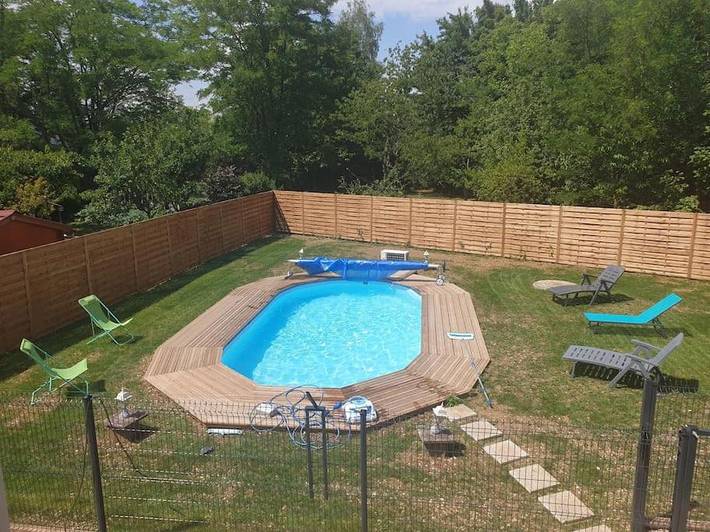 Location de vacances pour 8 personnes, avec jardin et piscine à Gurgy