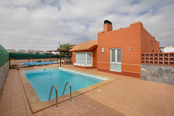 Vacation Villa 'La Rioja' with Sea View, Private Pool and Wi-Fi in Geafond, La Oliva