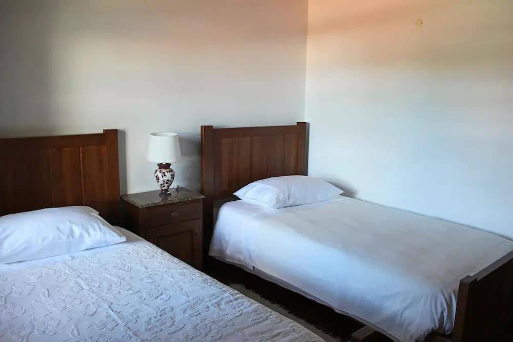 House of the three boys in Monte Córdova, Distrito de Porto