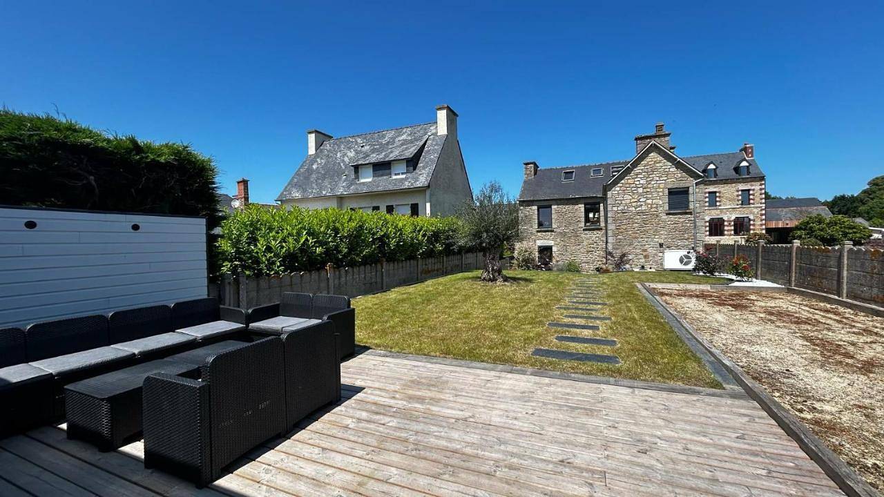 Five-Bedroom House in Saint-Pôtan, Région de Dinan