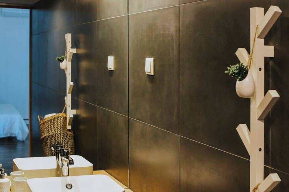 Apartamento inteiro, Ampla para 2 adultos e 3 crianças, com mezanine, projetor de estrelas e kit bebé (cadeira, berço e banheira). Grande janela para a piscina garante luz natural, vista relaxante e acesso fácil à área exterior, perfeita para famílias. in Peso e Vales do Rio, Aldeias do Xisto