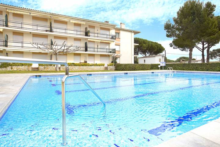 Apartamento para 4 personas, con terraza además de jardín y piscina en Calella de Palafrugell