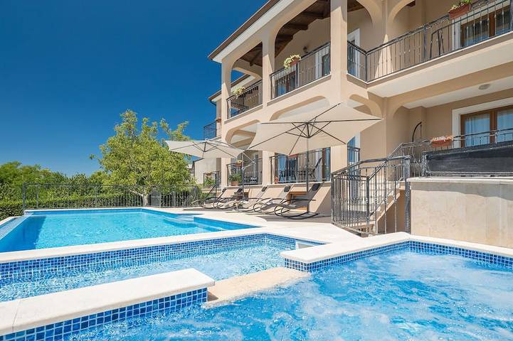 Ferienhaus für 10 Personen, mit Garten und Whirlpool