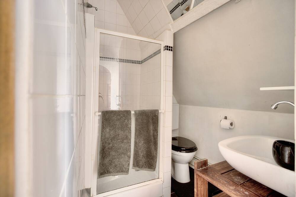 Charmante Petite Maison Située sur une île des Bords de Marne à 15 mn de Paris in Joinville-le-Pont, Val-de-Marne