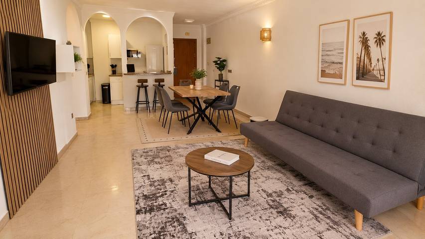 Ganze Wohnung, Palm Beach Apartment mit Pool, Parkplatz und Meerblick in Fuengirola in Los Boliches, Fuengirola