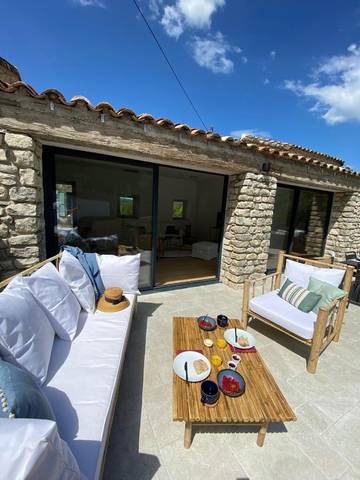 Gîte pour 4 personnes, avec vue ainsi que piscine et jardin à Sauve