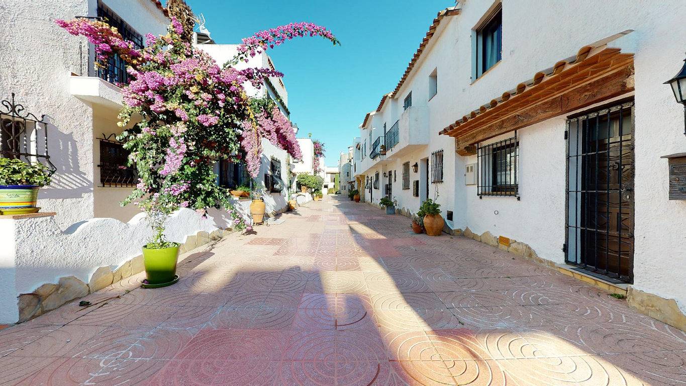 Maison de pecheur climatisée bord de canal amarre 8m garage privé in Empuriabrava, Haut-Ampurdan
