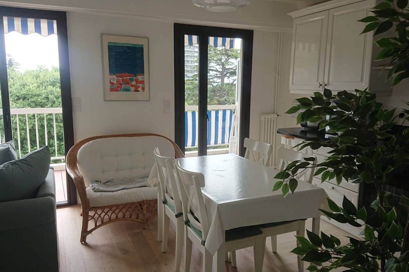 Hel leilighet, Spacious 70 m² flat with Balcony and sea view! in Cannes La Bocca, Cannes