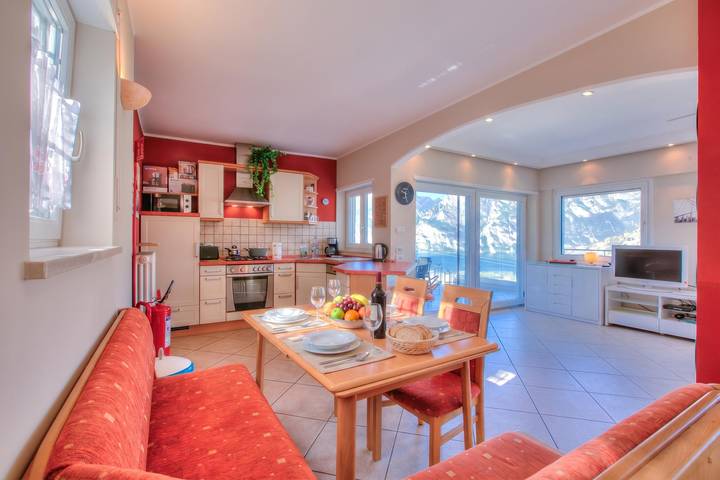 Villa Paradise View With Private Pool in Nago-Torbole, Montañas Garda