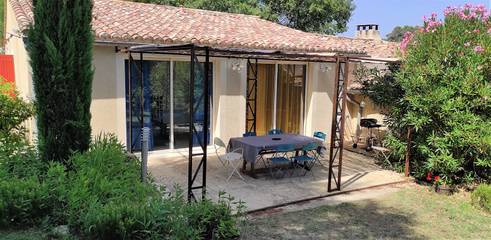 Gîte pour 6 personnes, avec terrasse ainsi que jardin et piscine, animaux acceptés à Entrechaux