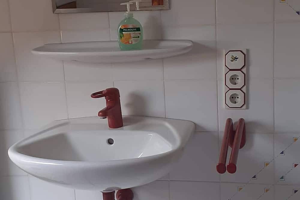 Geheel appartement, Vacation apartment with wonderful view of the Moselle, quiet location, garden, parking, wifi in Piesport, Bernkastel-Kues en Omgeving