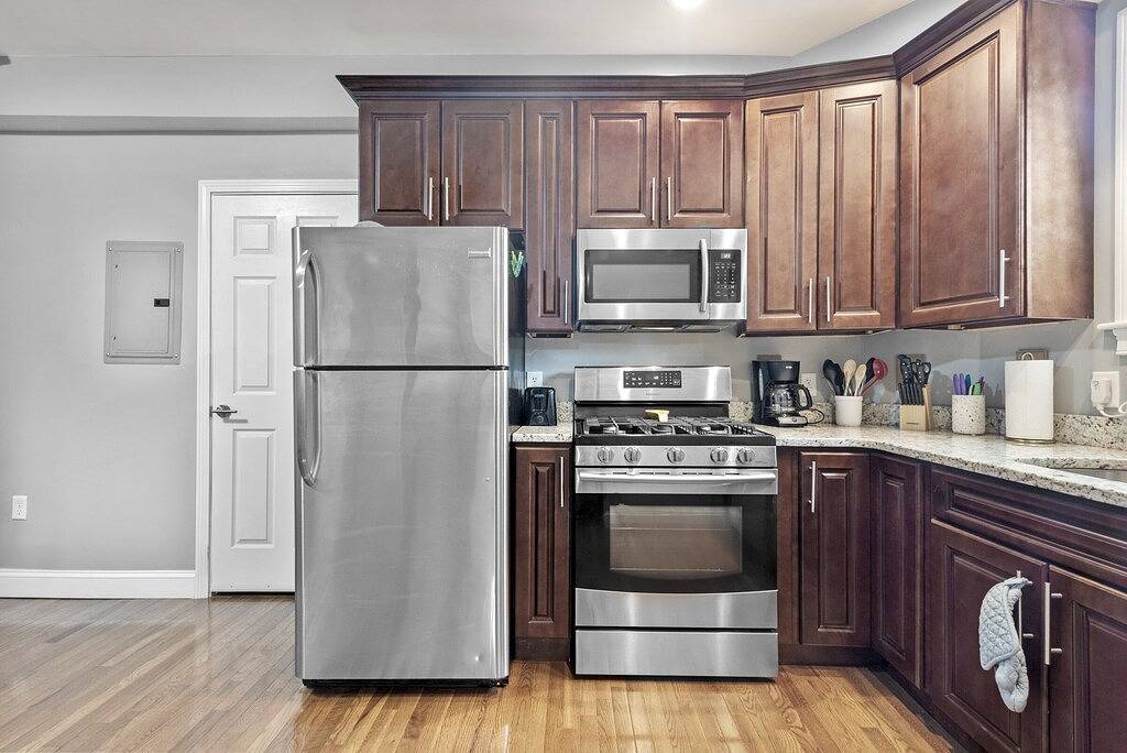 Prime Location!Walk To Water & Historic District!Private Large first floor apt! in Salem (MA), Essex County (MA)