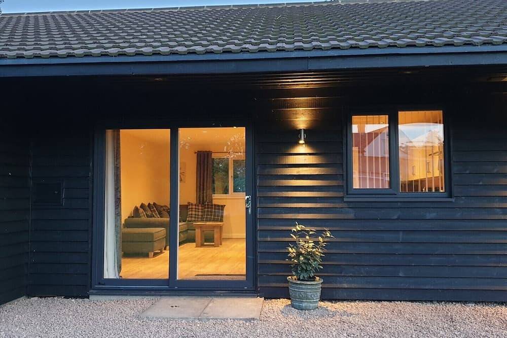 Swallows Nest, Cottage, Fishing Lakes Nr Cleethorpes, Adults Only Pet Friendly in Tetney, Lincolnshire