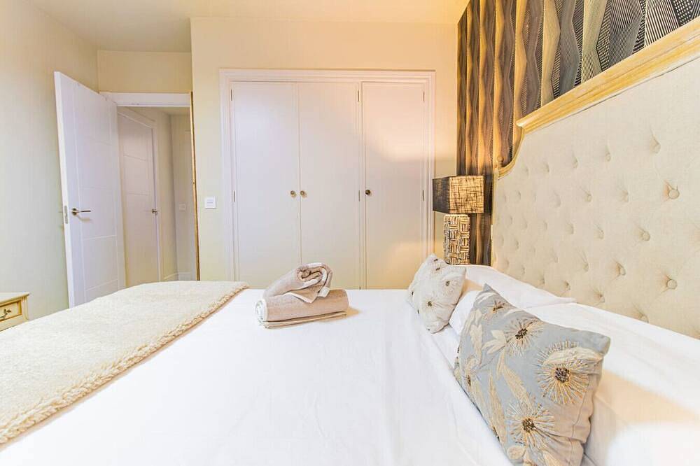 Entire apartment, Luxury Stay in Zaragoza's Prime Location in Saragossa, Saragossa Province