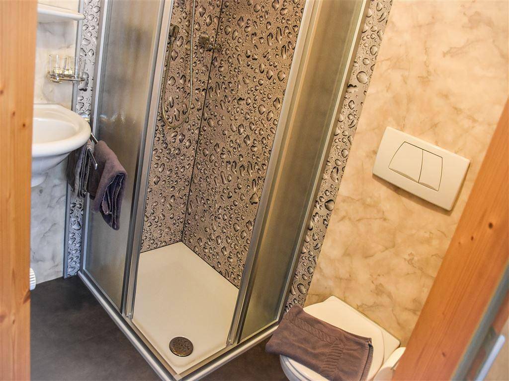 Dreibettzimmer, Dusche, Wc, Balkon in Gramais, Außerfern