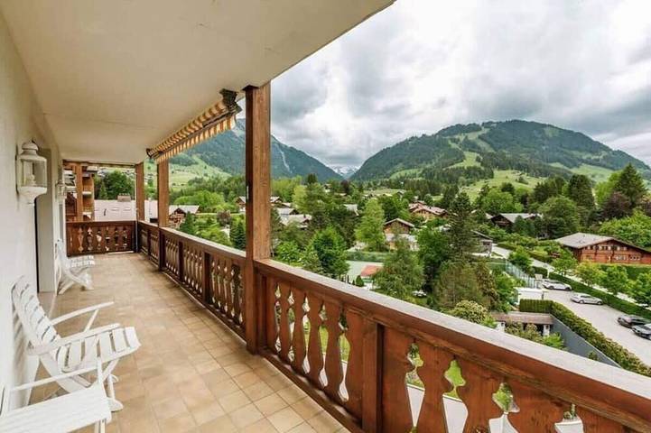 Ferienwohnung für 4 Personen, mit Pool und Garten sowie Whirlpool und Balkon in Saanen