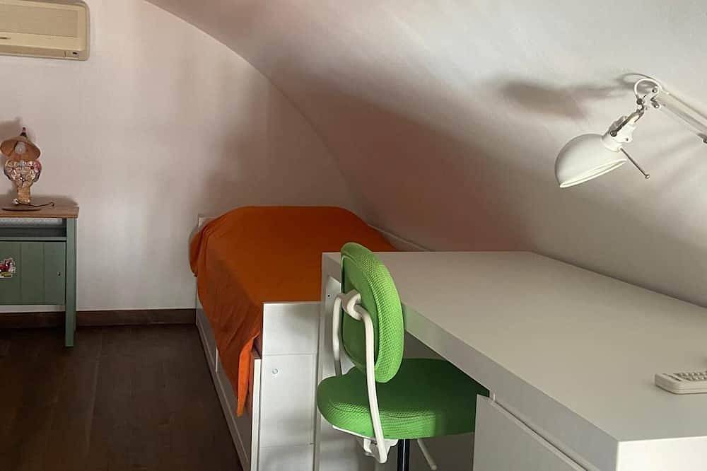 Entire apartment, Entire central apartment with fireplace in Putignano, Bari Province