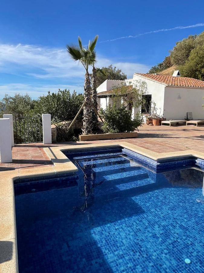 Alojamiento y desayuno para 4 personas, con Terraza y Jardín además de Piscina y Vistas en Arenas