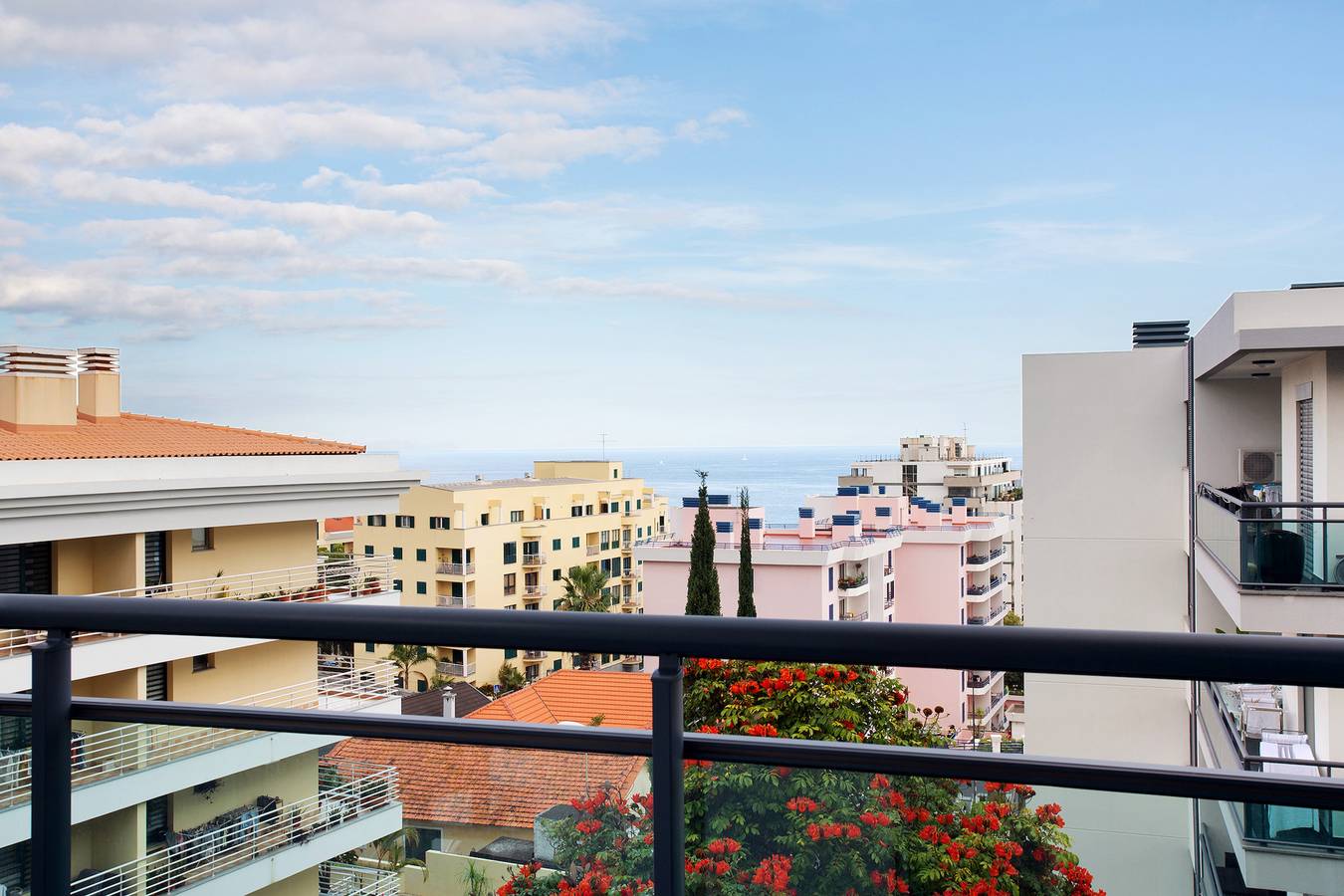 Entire apartment, Apartment 'Zino Lll - Sea View' with Sea View, Balcony and Wi-Fi in São Martinho, Madeira