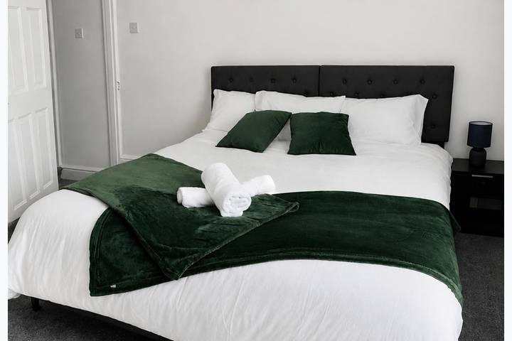 Spacious Coventry House Parking Longer Stays in Coventry, Birmingham y alrededores