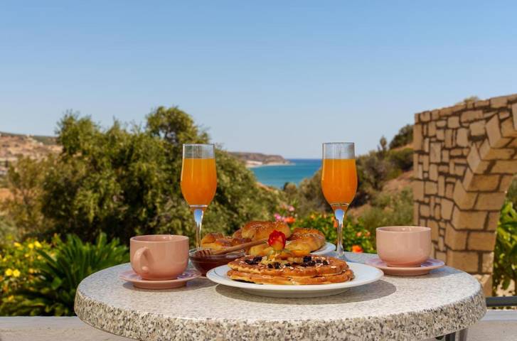 Ferienwohnung für 3 Personen, mit Balkon und Terrasse sowie Garten und Ausblick in Kastri