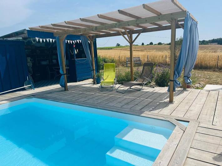 Location de vacances pour 4 personnes, avec jardin ainsi que vue et piscine à Saint-Simon-de-Bordes - 4