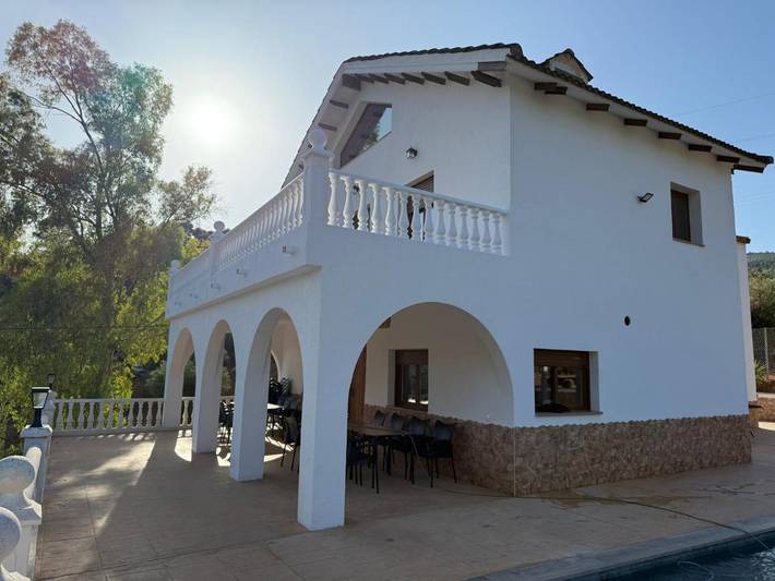 Casa rural para 23 personas, con jardín y piscina además de vistas y balcón en Villanueva del Arzobispo