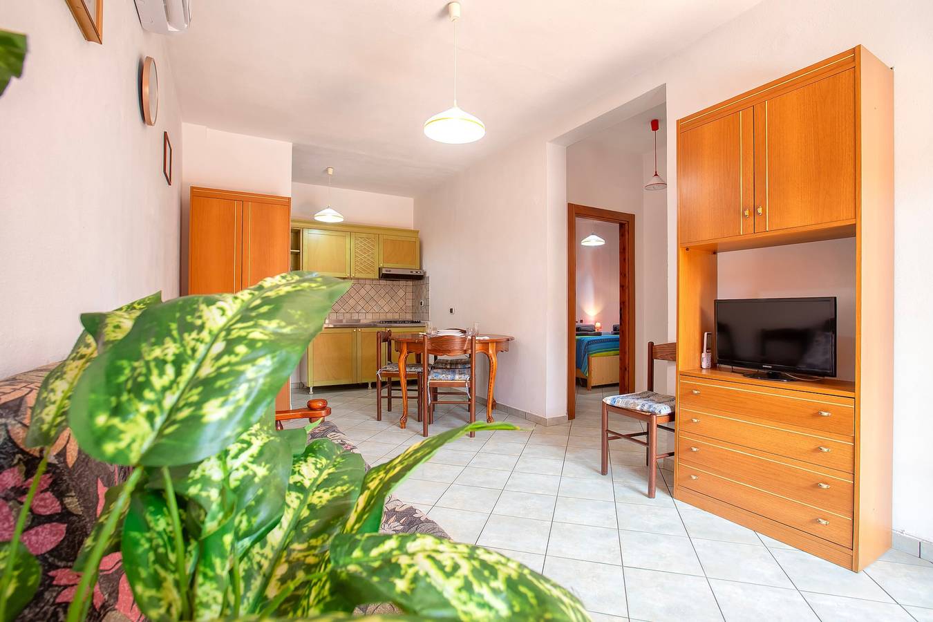 Apartamento inteiro, Apartamento 'Leoni' com terraço privado, jardim privado e ar condicionado in Isola Rossa, Trinità d'Agultu e Vignola