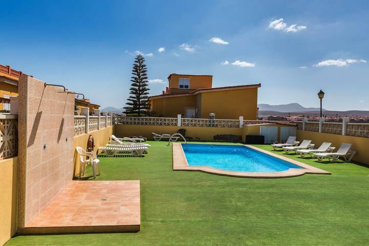 Beach House Close to Sandy Coast with Rooftop Terrace, Ocean View, Pool & Wi-Fi; Parking Available in Caleta de Fuste, Antigua
