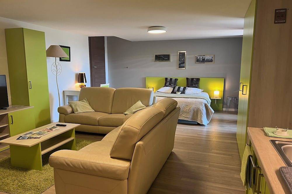 Appartement entier, Magnifique Studio dans Villa Contemporaine au Calme avec Piscine & Parking Privé in Beaumont-lès-Valence, Région de Valence