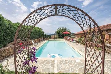 Location de vacances pour 8 personnes, avec jardin à Thizy-les-Bourgs