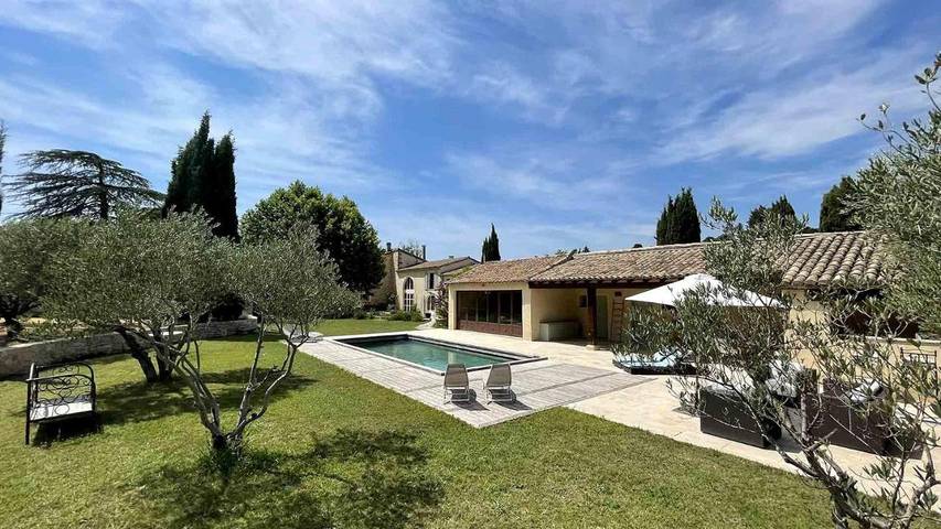 Maison d’hôte pour 2 personnes, avec vue ainsi que jardin et piscine à Mas-Blanc-des-Alpilles