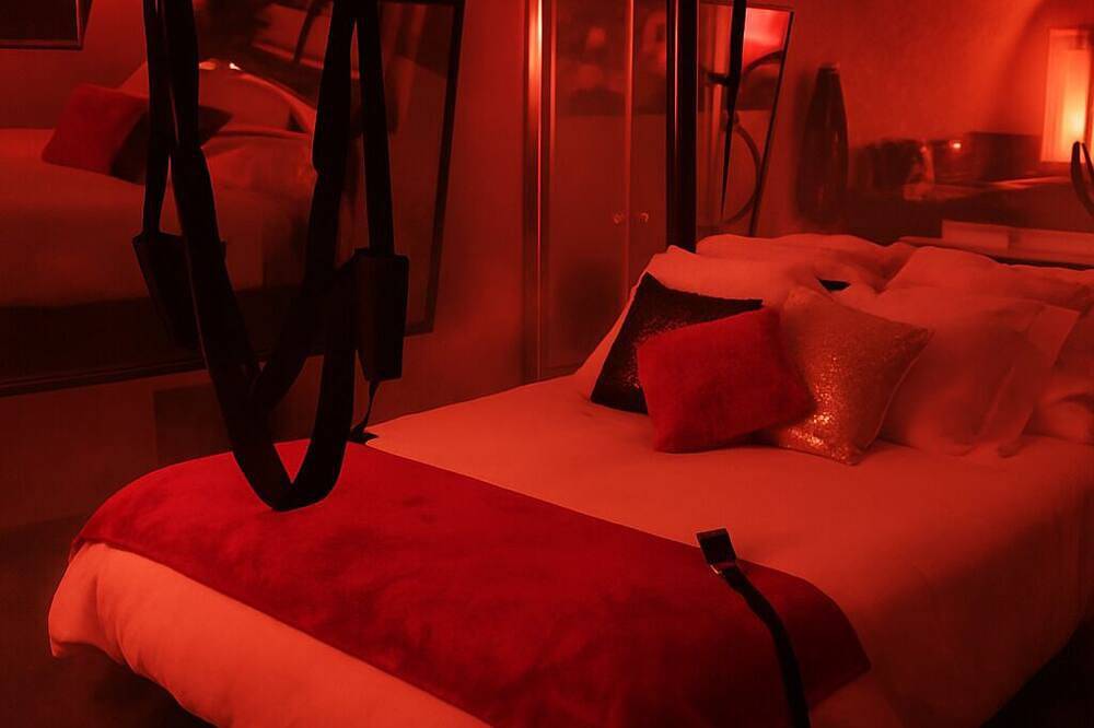 La suite miroir, La suite miroir, love room with jacuzzi between Aix and Marseille. in Bouc-Bel-Air, Aix-en-Provence region