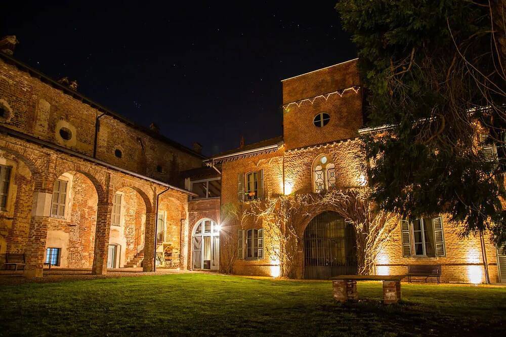 Intera Villa Storica di Charme con Piscina e Parco in Vaprio d'Agogna, Novara Province