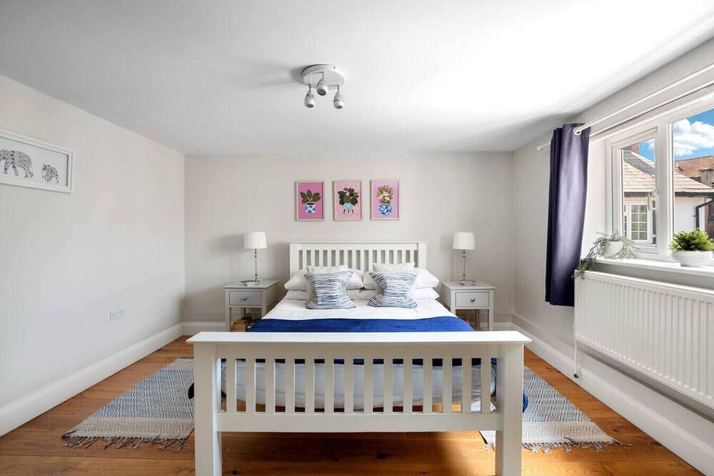 Entire apartment, Modern 2 bedroom flat in heart of village with parking & kitchen in Brockenhurst, Hampshire
