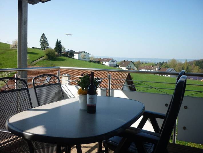 Ferienhaus für 3 Personen, mit Balkon und Terrasse sowie Garten und Seeblick in Daisendorf